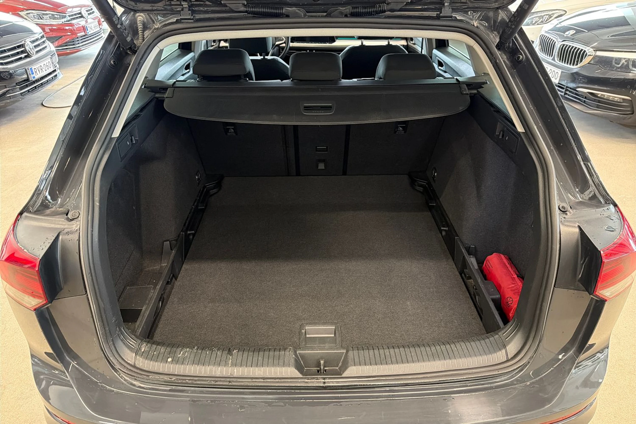 harmaa Volkswagen Golf 2024 kuva 18.