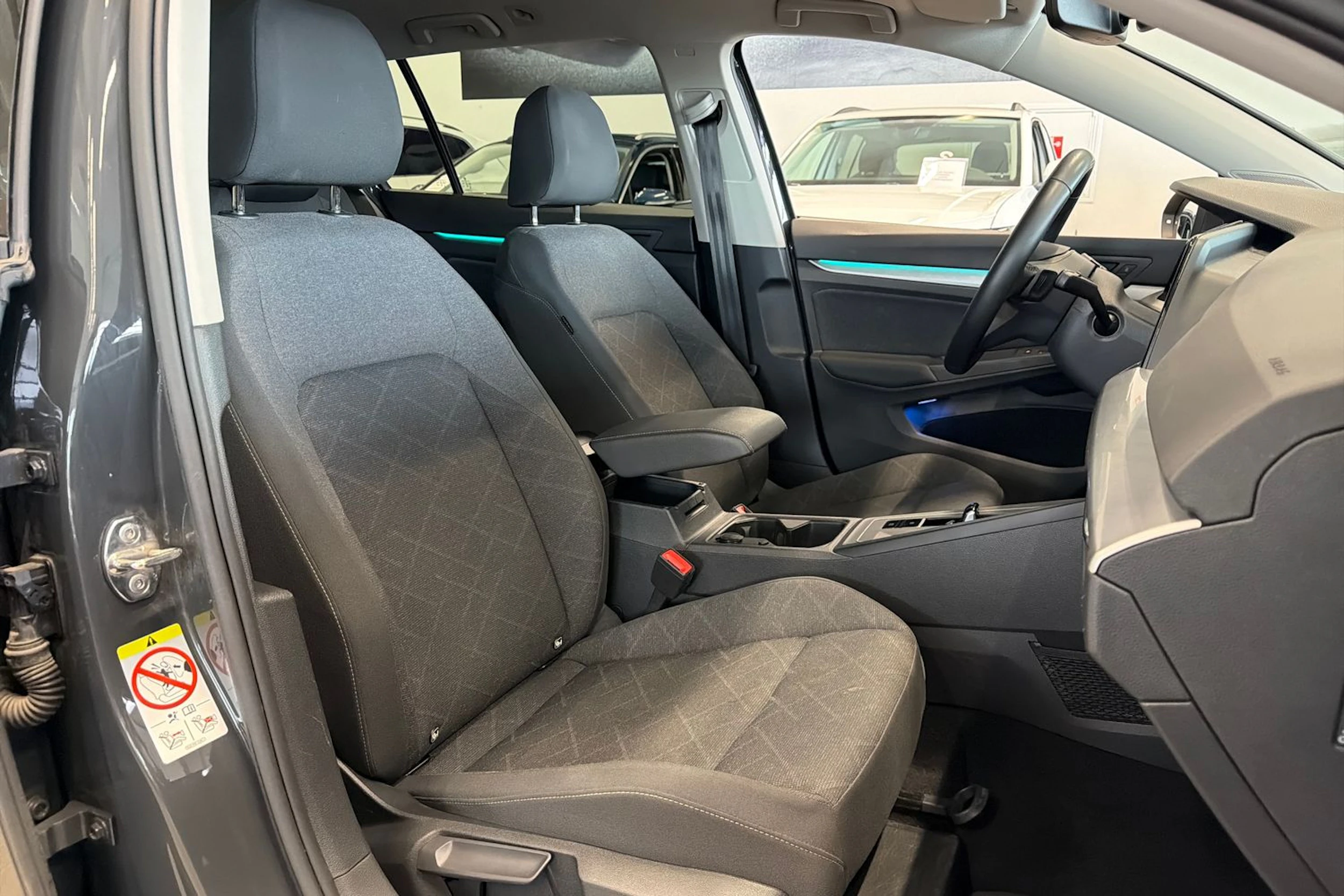 harmaa Volkswagen Golf 2024 kuva 23.