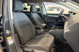 harmaa Volkswagen Golf 2024 kuva 23.
