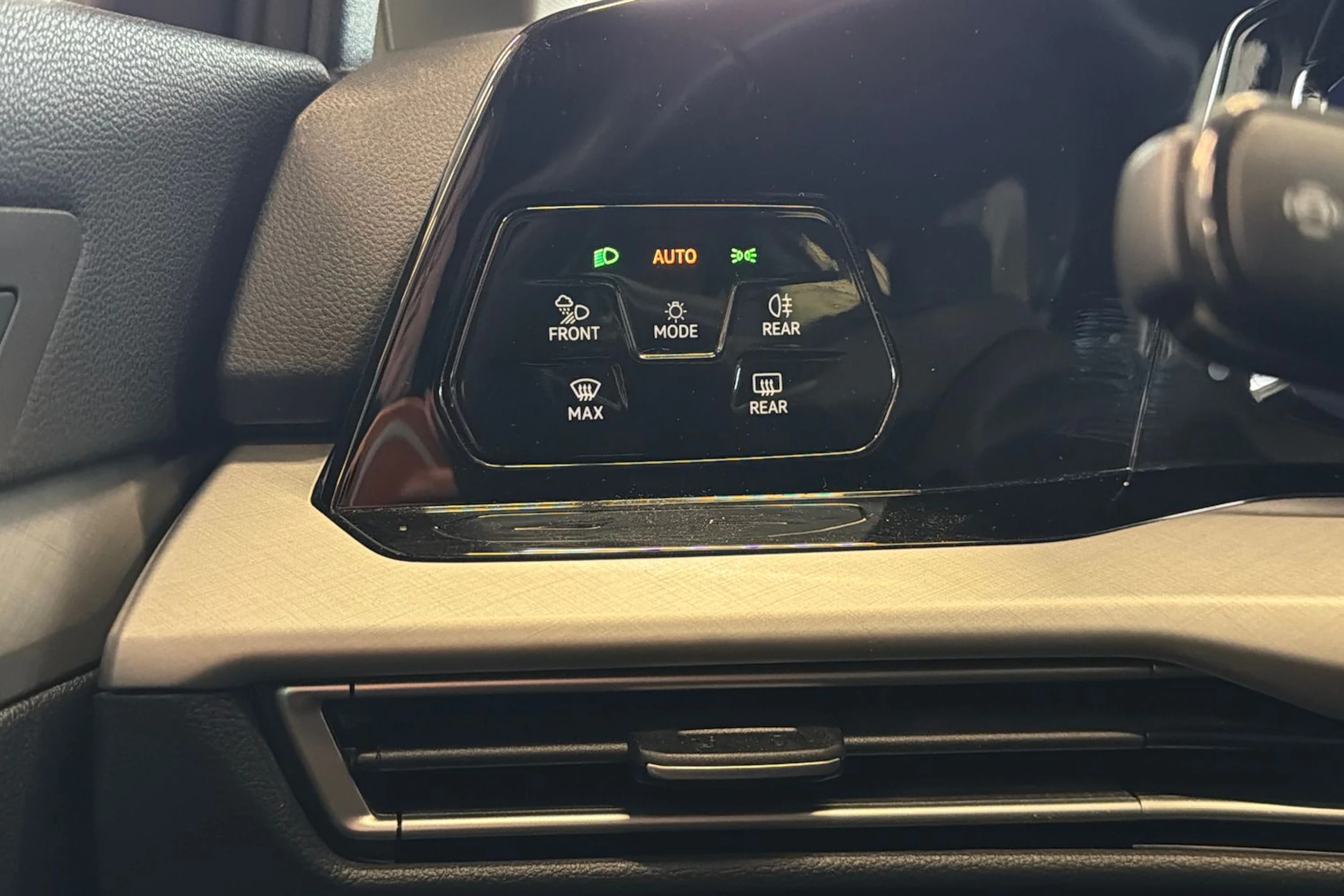 harmaa Volkswagen Golf 2024 kuva 26.