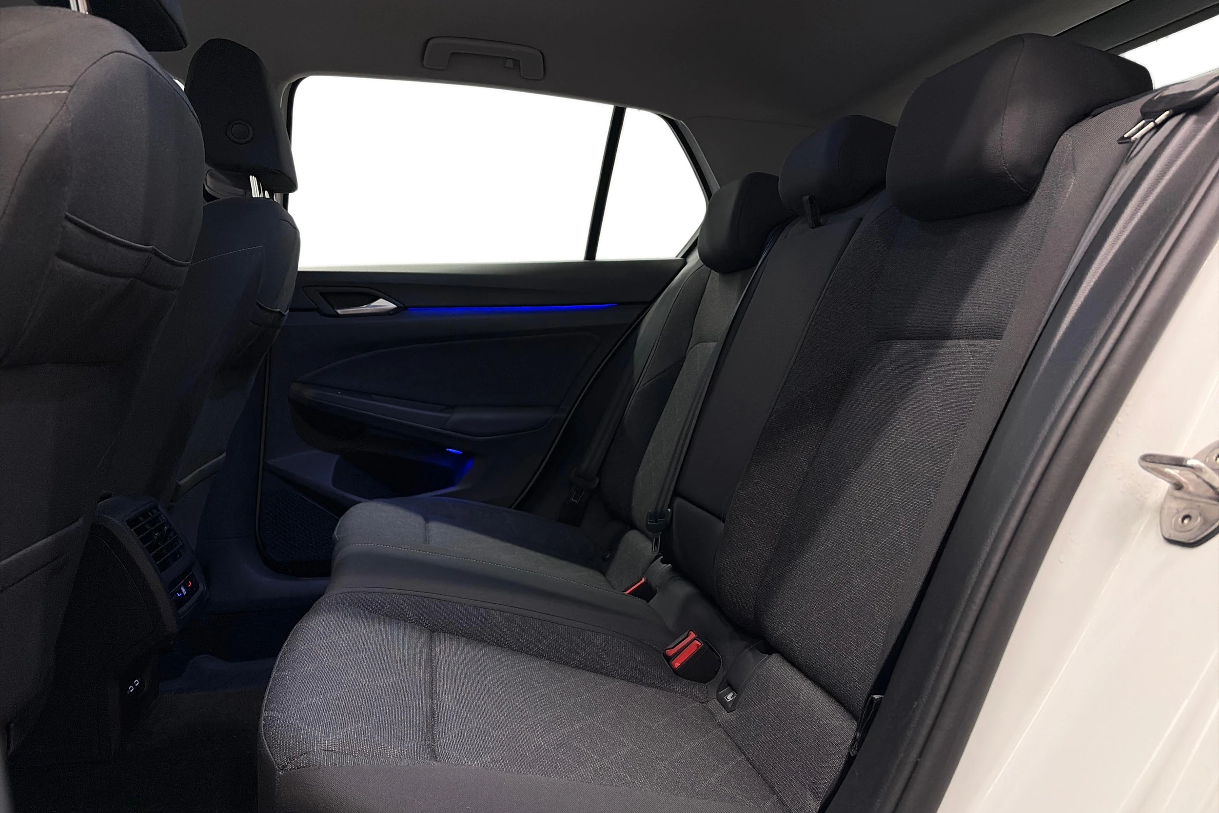 valkoinen Volkswagen Golf 2024 kuva 11.