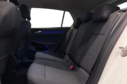 valkoinen Volkswagen Golf 2024 kuva 11.