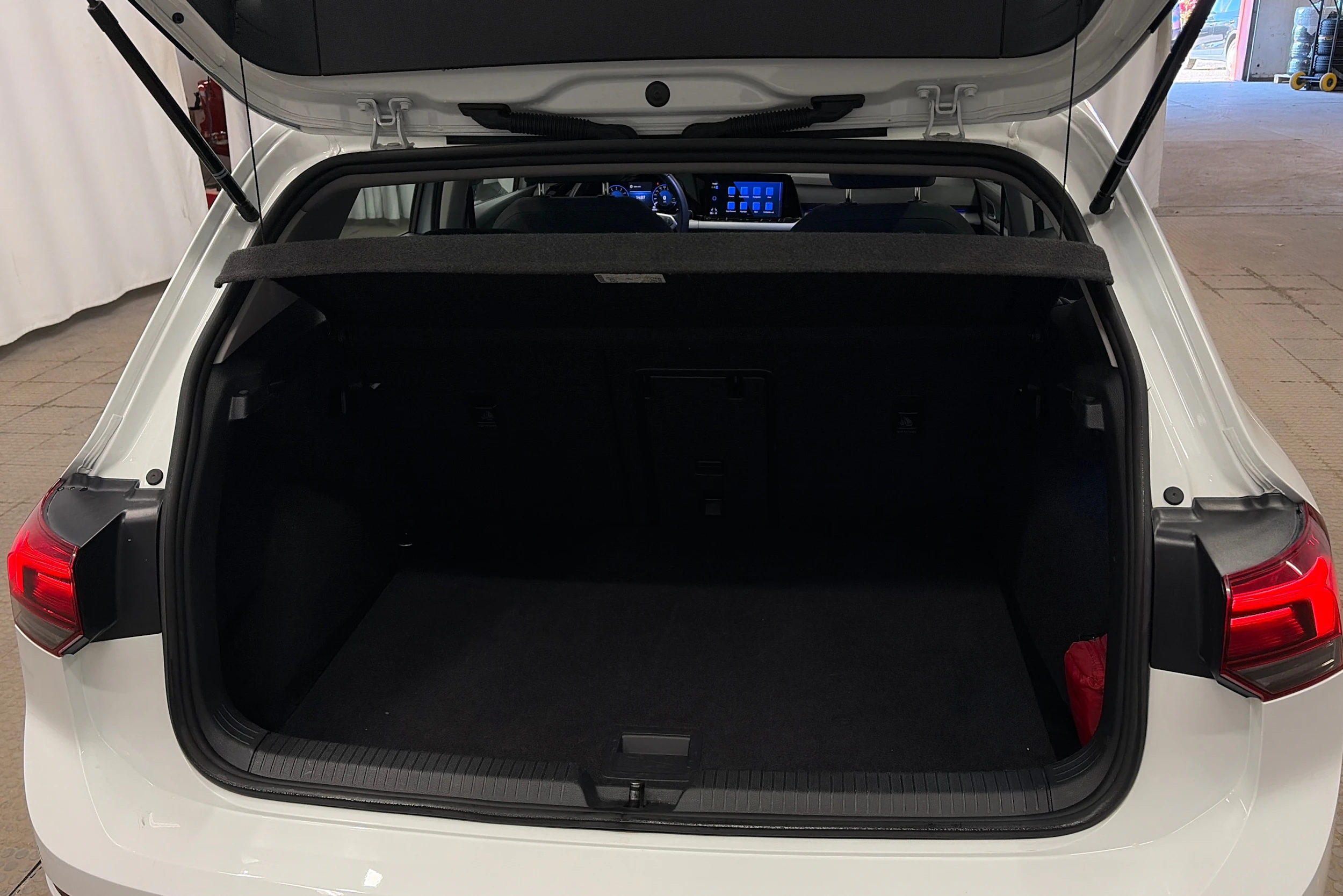 valkoinen Volkswagen Golf 2024 kuva 15.