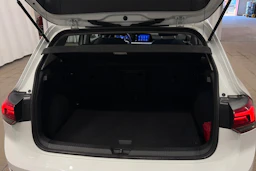 valkoinen Volkswagen Golf 2024 kuva 15.