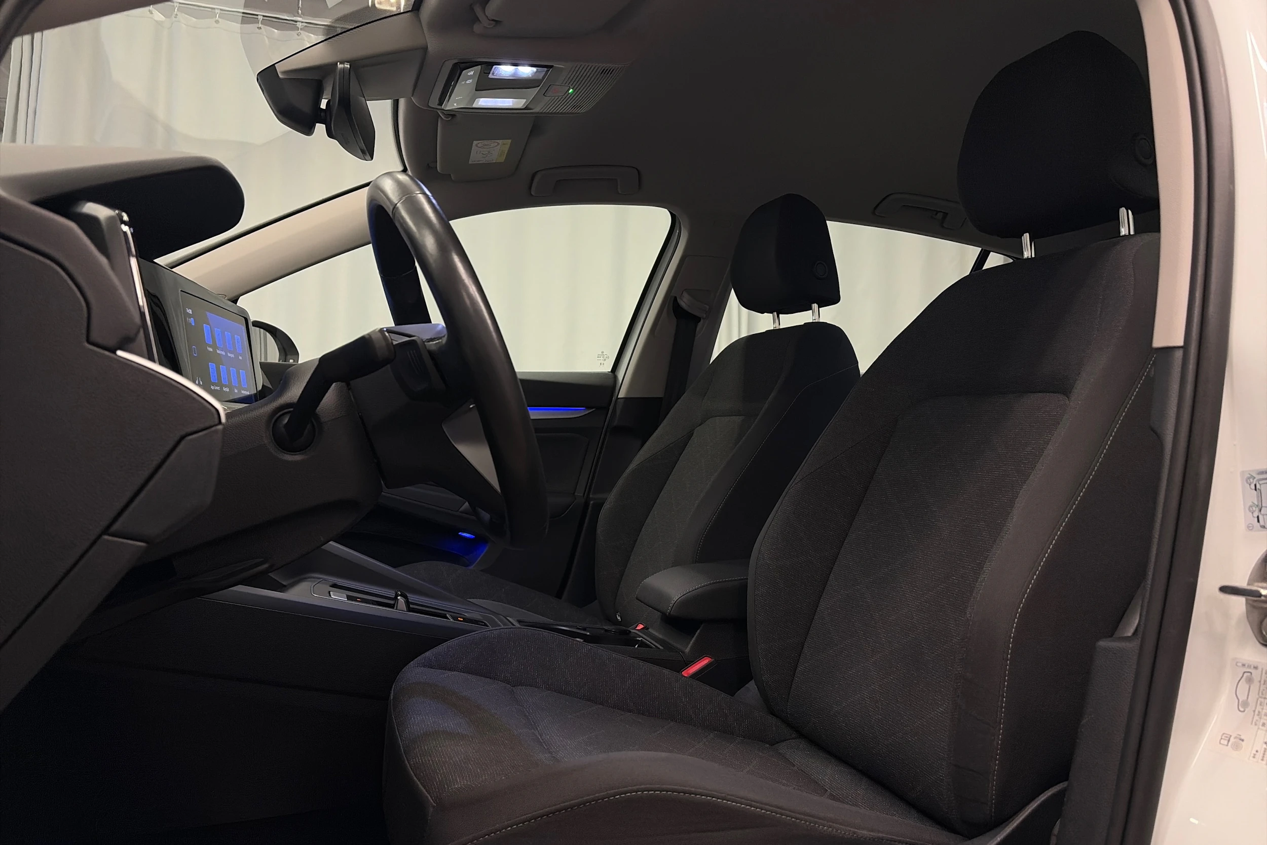 valkoinen Volkswagen Golf 2024 kuva 16.