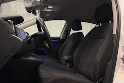 valkoinen Volkswagen Golf 2024 kuva 16.