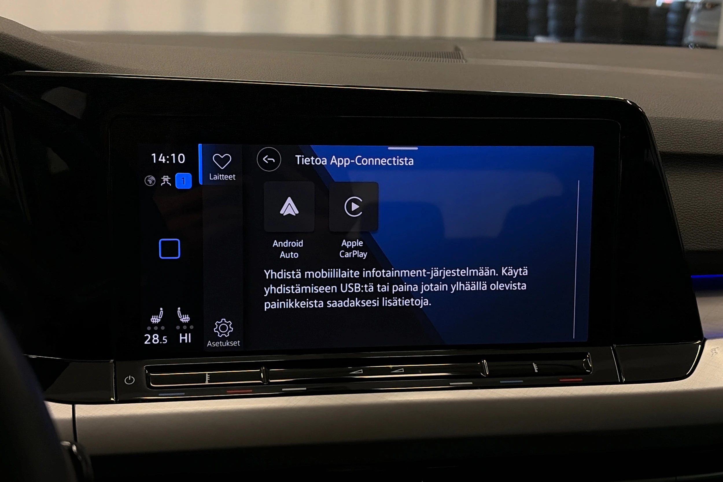 valkoinen Volkswagen Golf 2024 kuva 23.