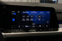 valkoinen Volkswagen Golf 2024 kuva 25.