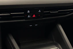 valkoinen Volkswagen Golf 2024 kuva 28.