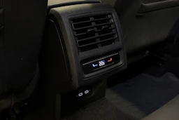 valkoinen Volkswagen Golf 2024 kuva 30.