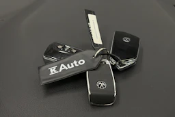 valkoinen Volkswagen Golf 2024 kuva 33.