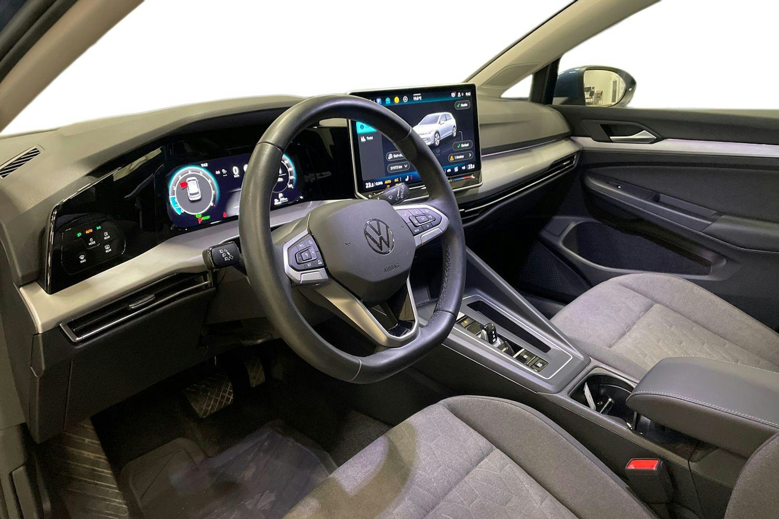 sininen Volkswagen Golf 2024 kuva 7.