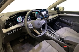 sininen Volkswagen Golf 2024 kuva 7.
