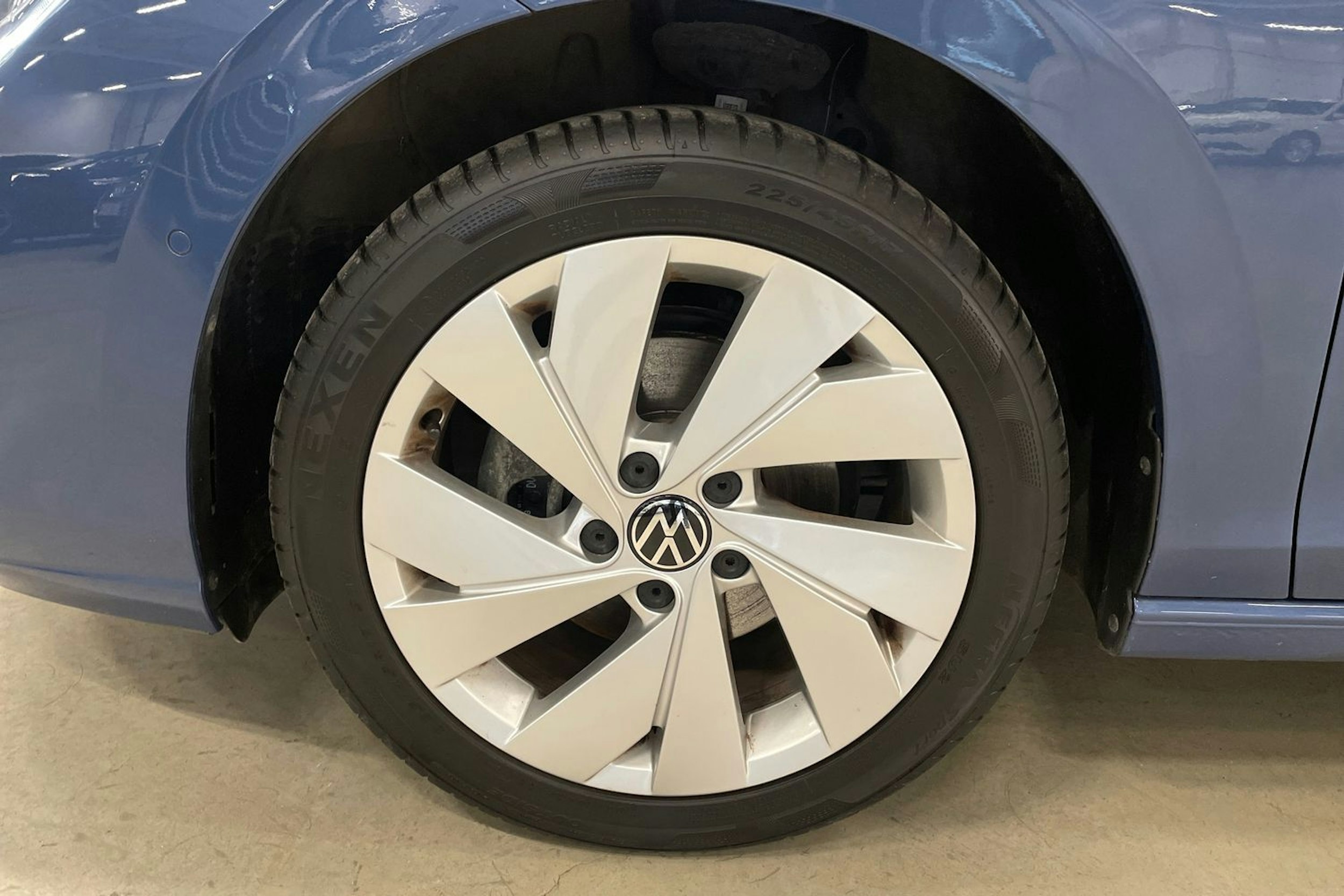 sininen Volkswagen Golf 2024 kuva 11.