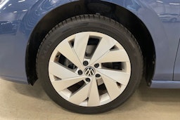 sininen Volkswagen Golf 2024 kuva 11.