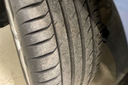 sininen Volkswagen Golf 2024 kuva 13.