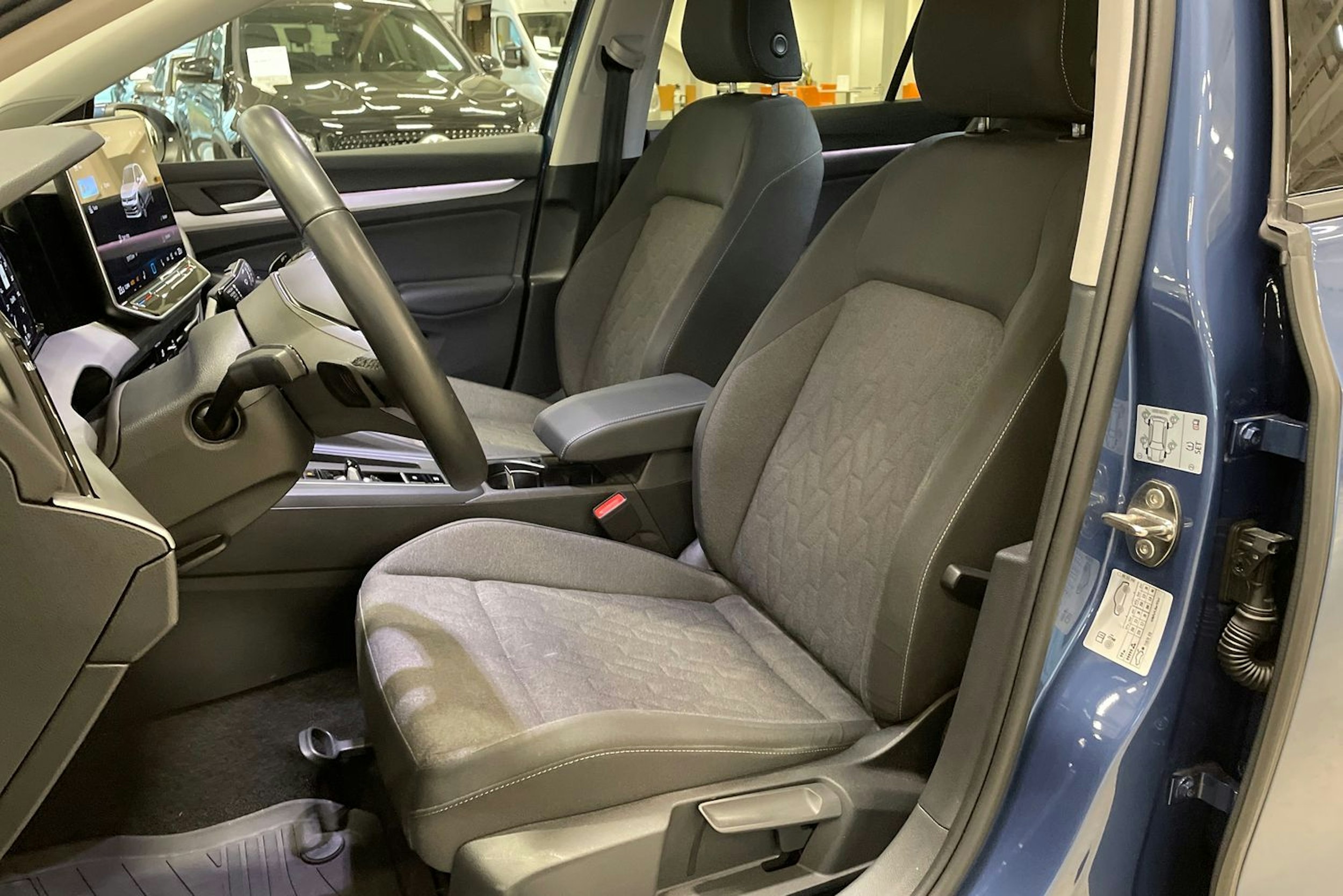 sininen Volkswagen Golf 2024 kuva 14.