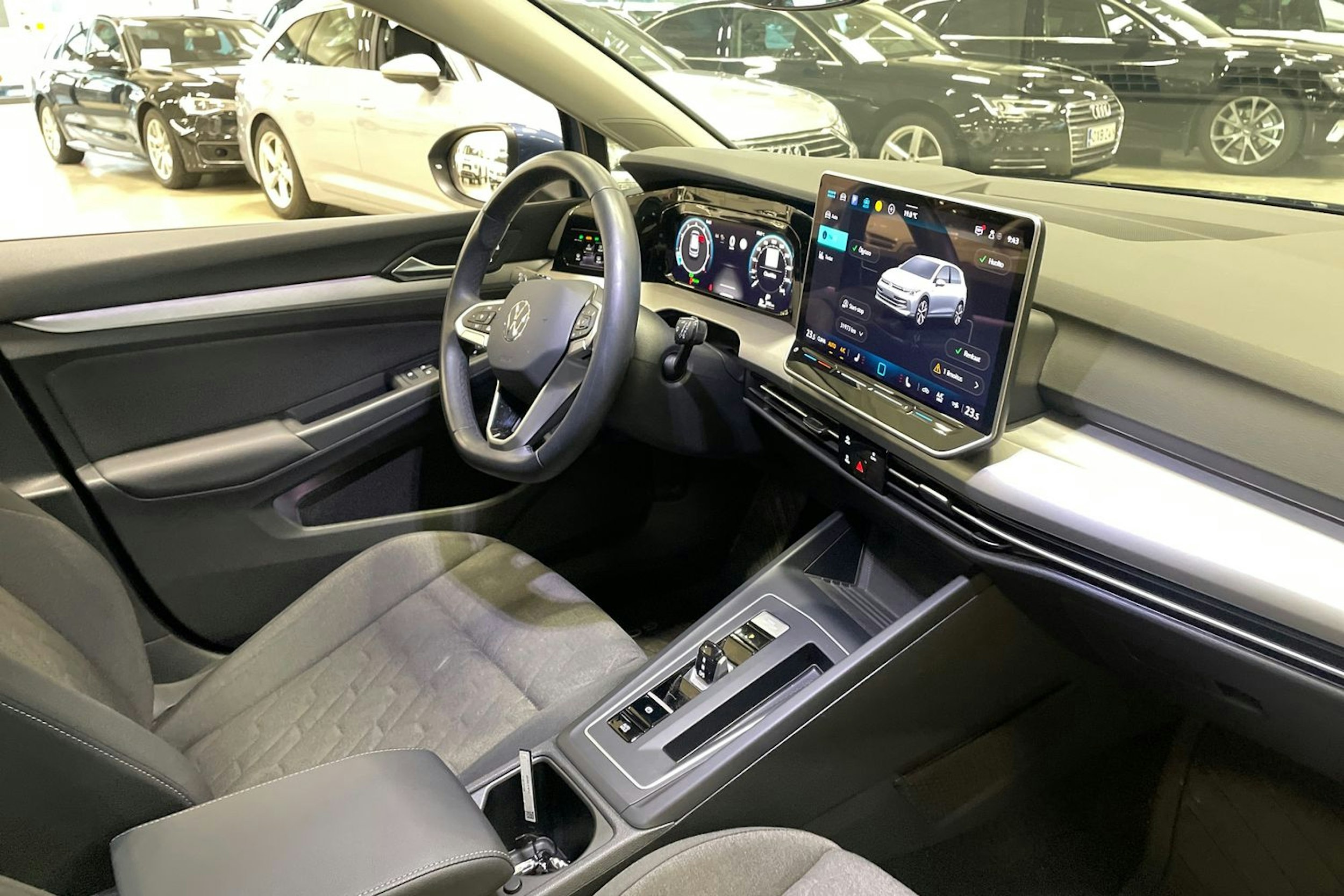 sininen Volkswagen Golf 2024 kuva 15.
