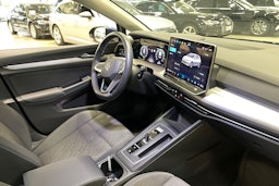 sininen Volkswagen Golf 2024 kuva 15.