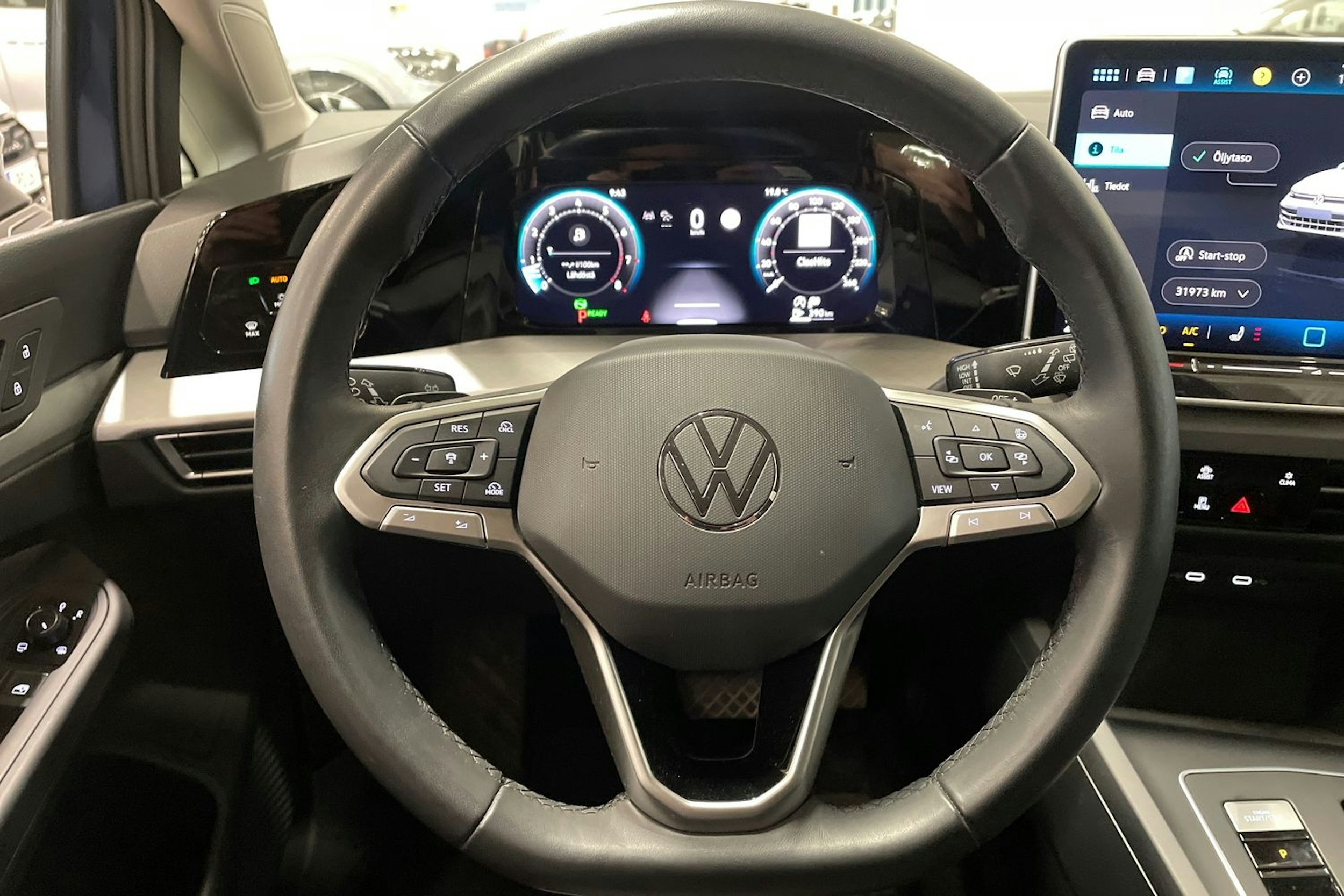 sininen Volkswagen Golf 2024 kuva 16.
