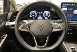 sininen Volkswagen Golf 2024 kuva 16.