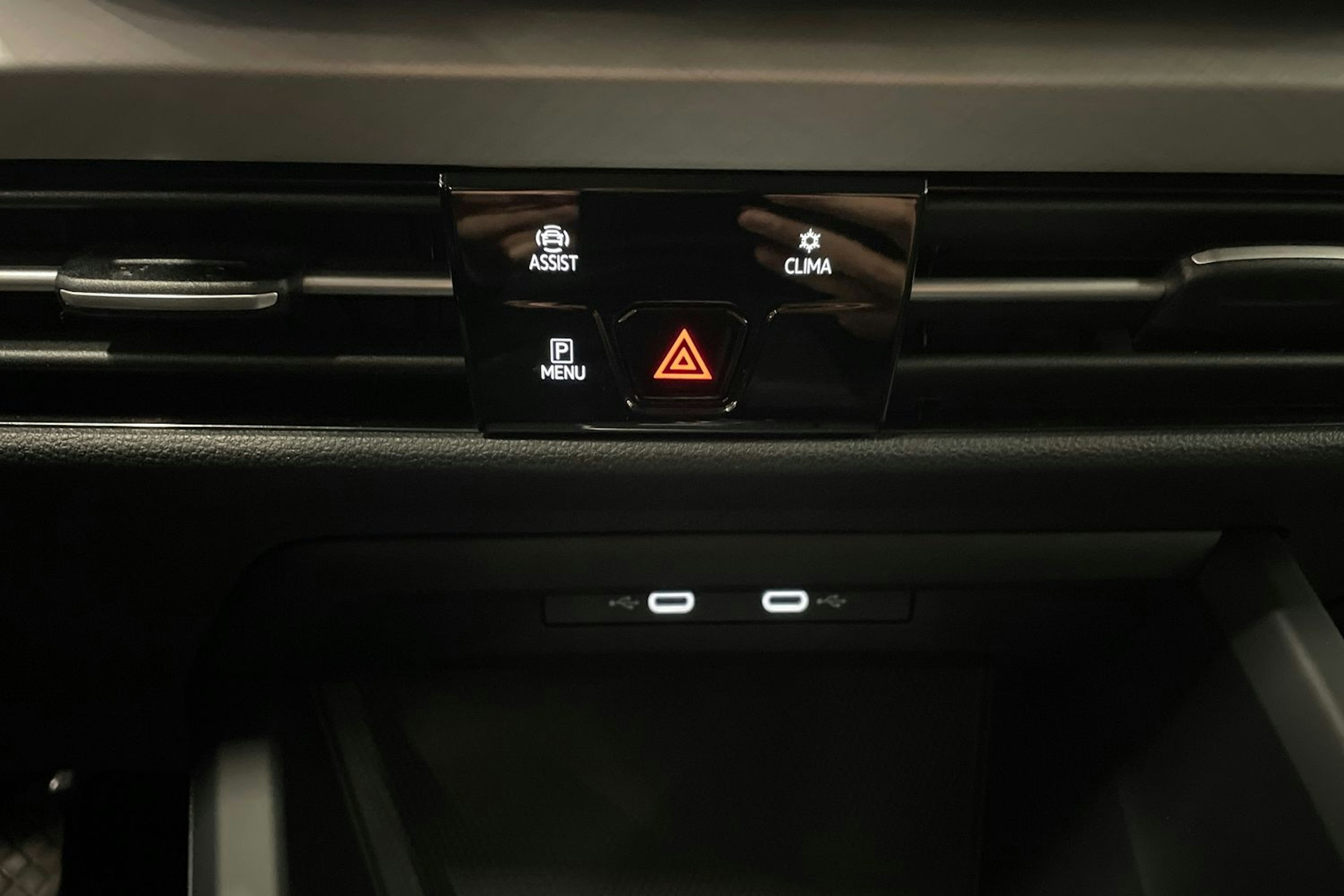 sininen Volkswagen Golf 2024 kuva 33.