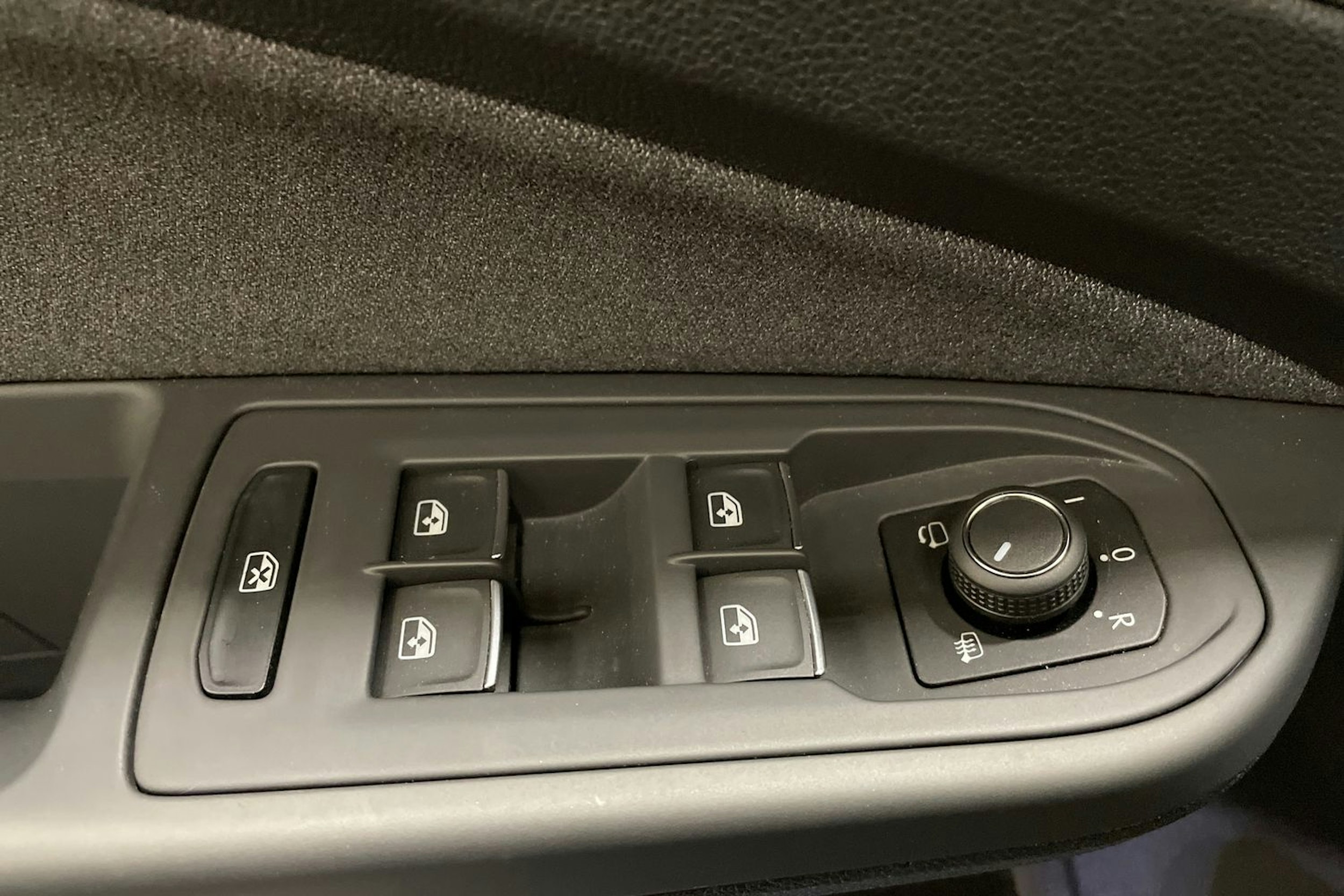sininen Volkswagen Golf 2024 kuva 36.
