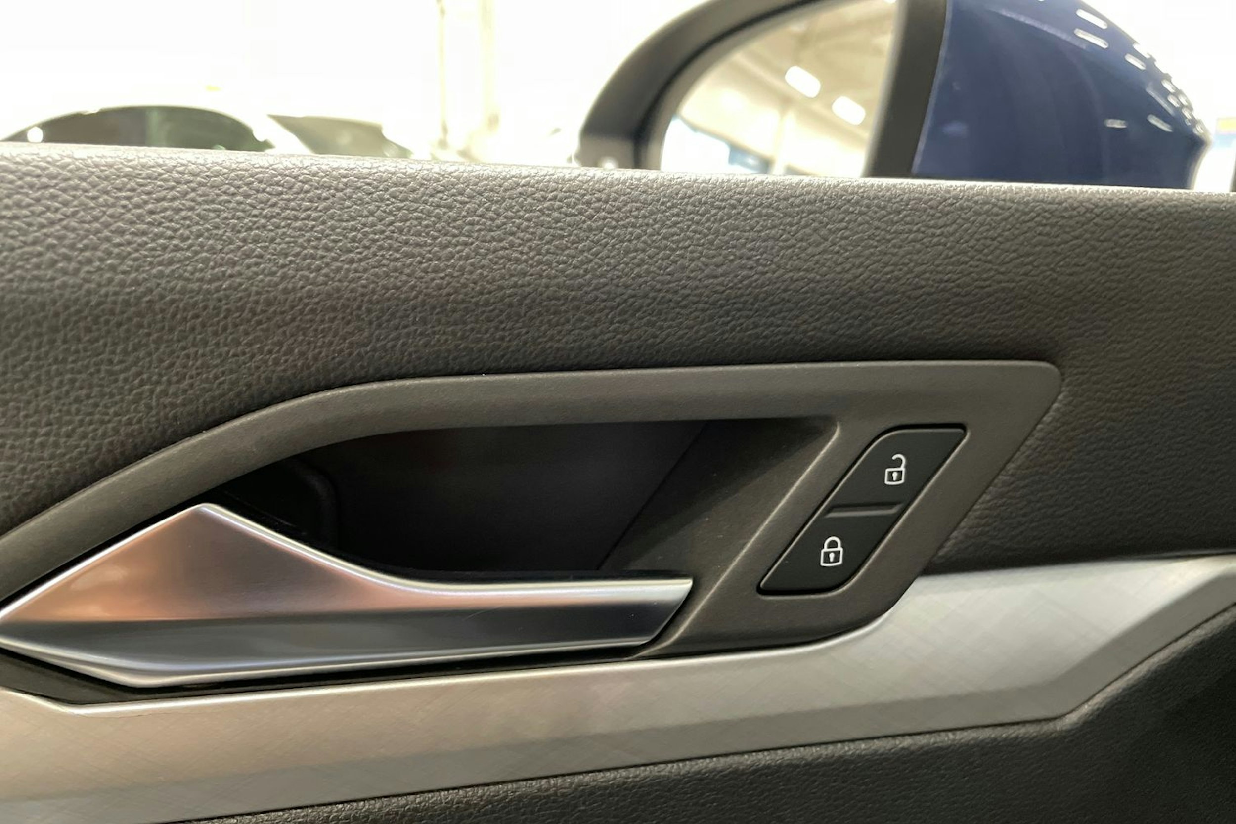 sininen Volkswagen Golf 2024 kuva 37.