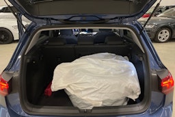 sininen Volkswagen Golf 2024 kuva 38.