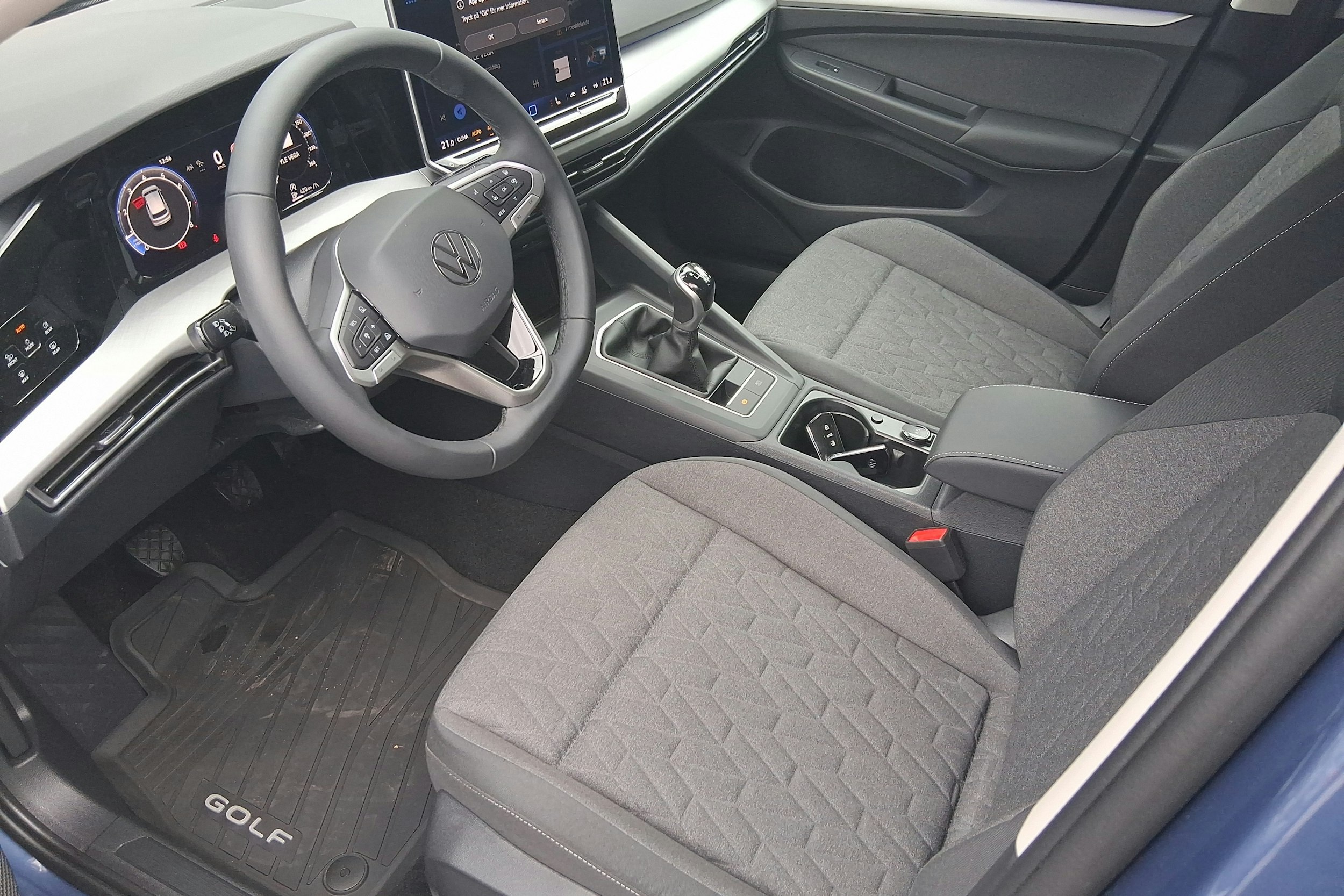 sininen Volkswagen Golf 2024 kuva 6.