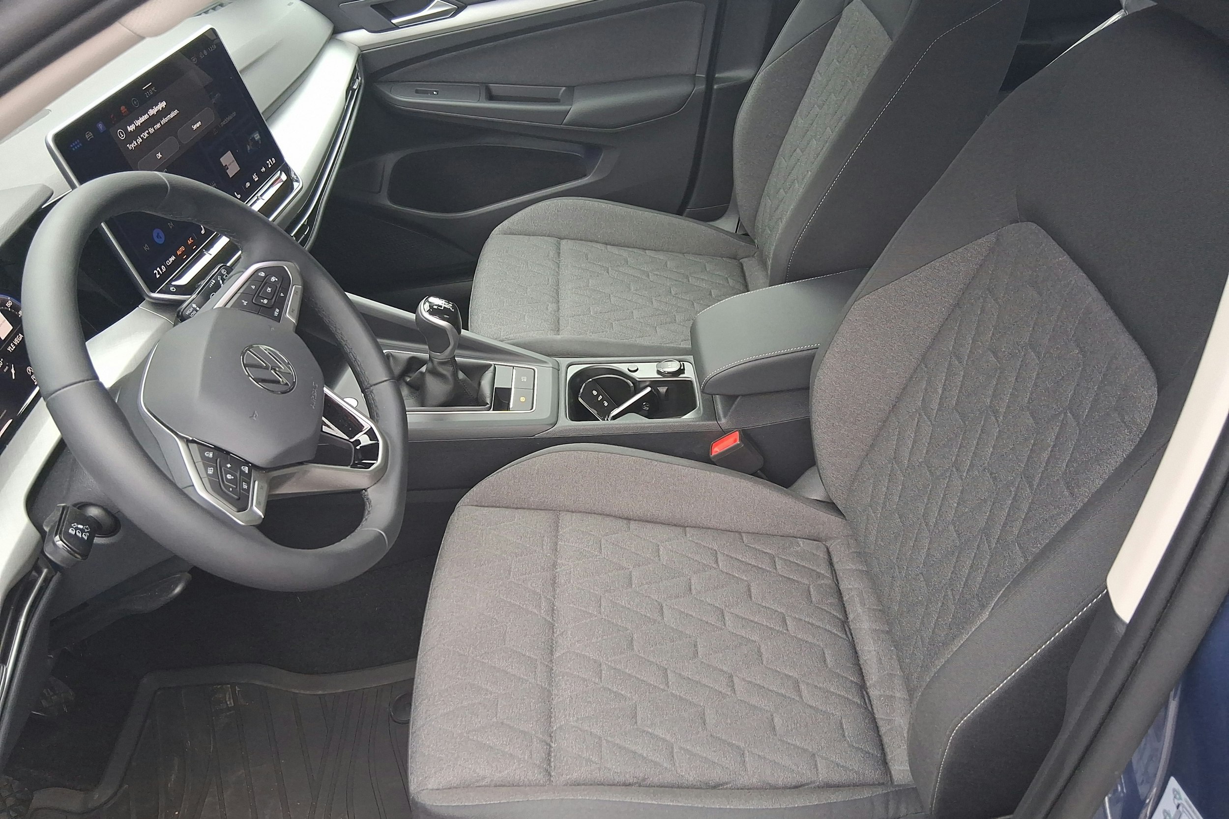 sininen Volkswagen Golf 2024 kuva 7.