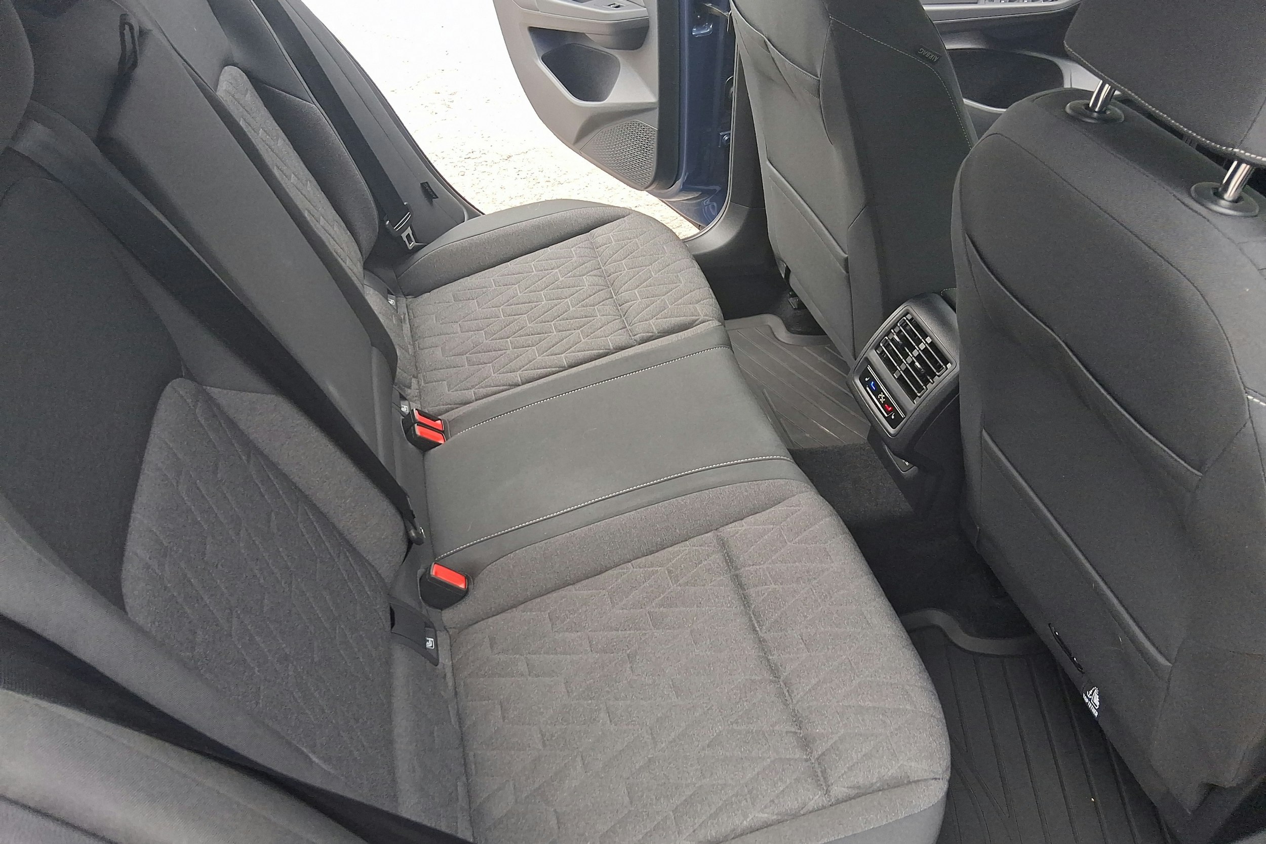 sininen Volkswagen Golf 2024 kuva 8.