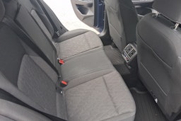 sininen Volkswagen Golf 2024 kuva 8.