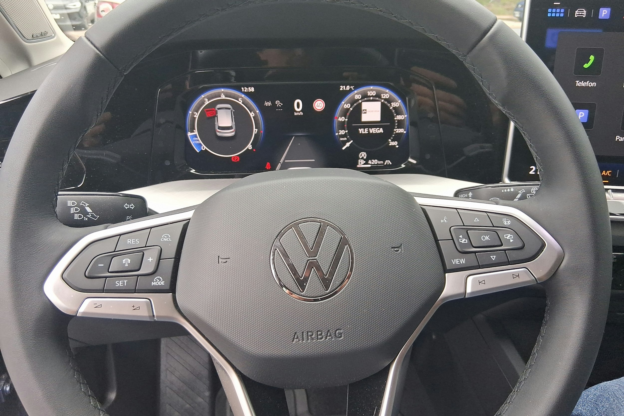 sininen Volkswagen Golf 2024 kuva 12.