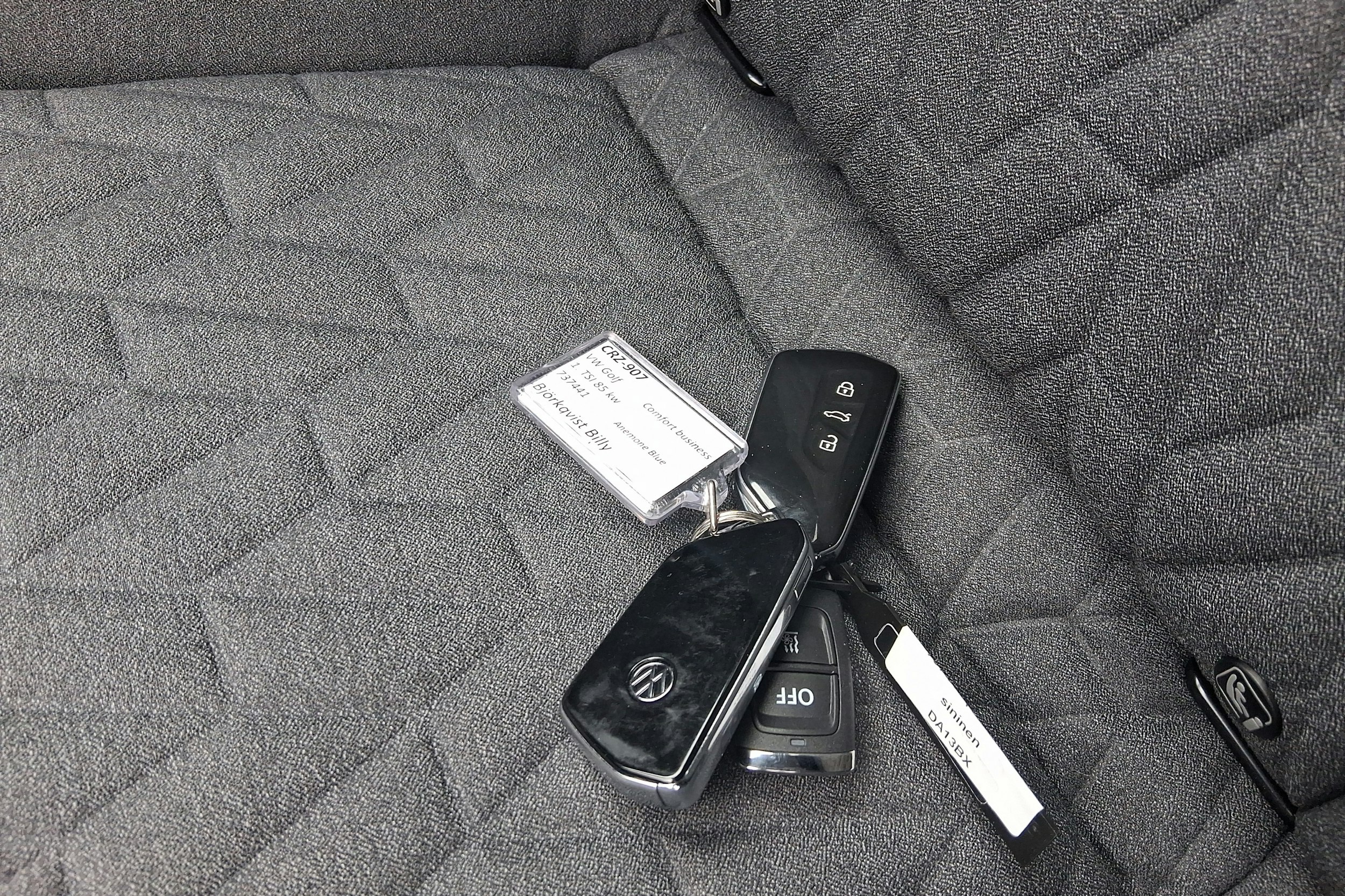 sininen Volkswagen Golf 2024 kuva 13.