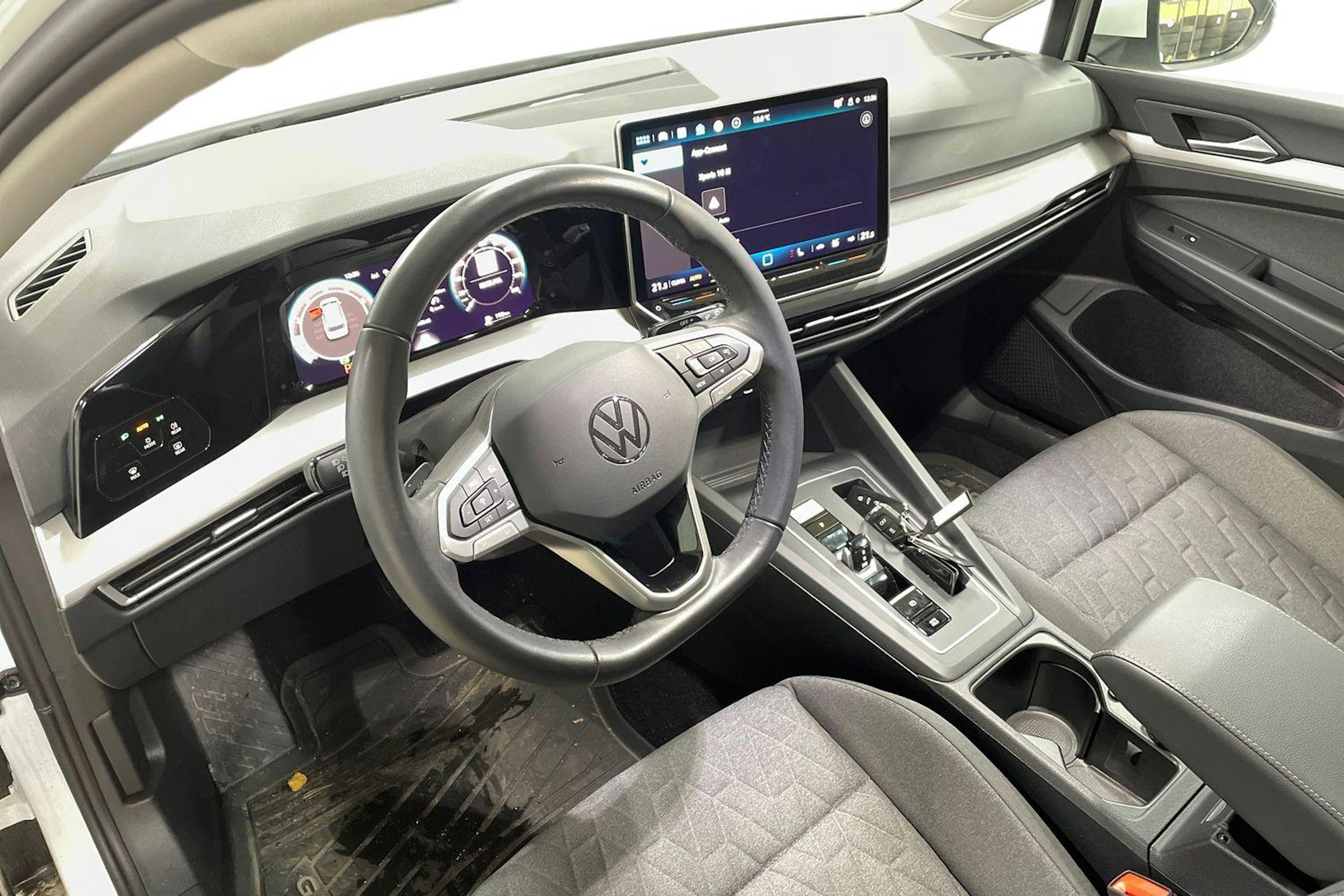 Valkoinen Volkswagen GOLF 2025 kuva 7.