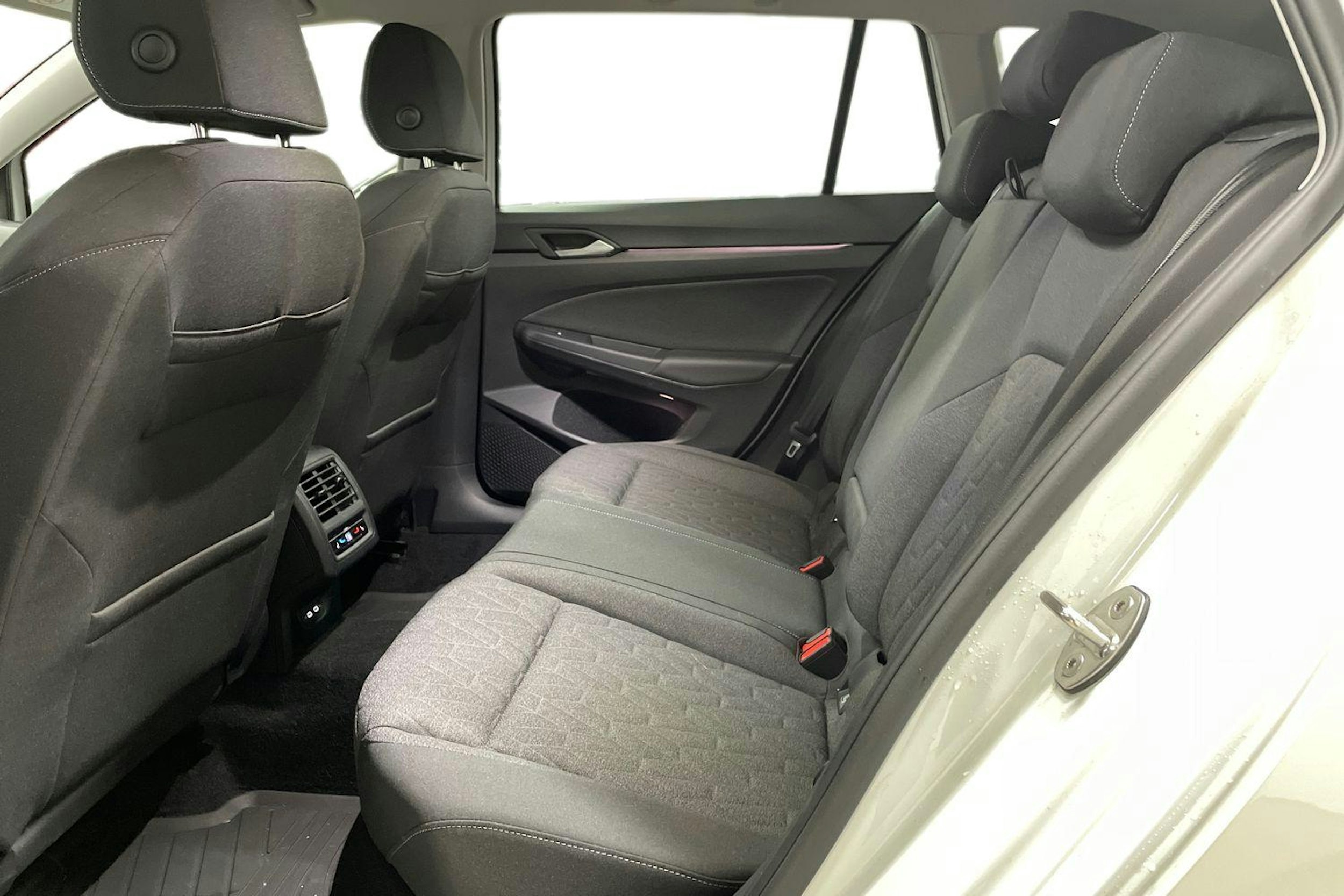 Valkoinen Volkswagen GOLF 2025 kuva 10.