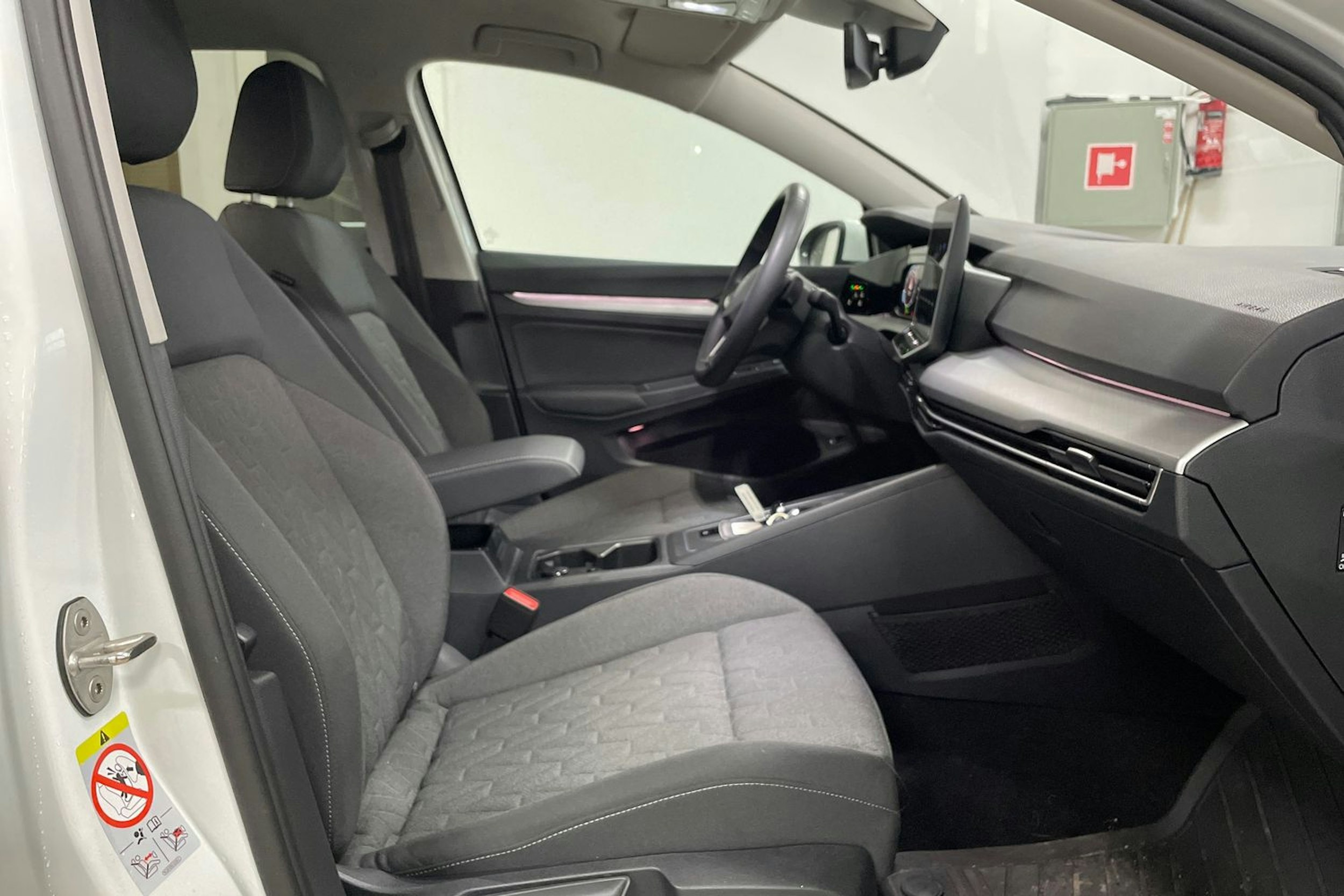 Valkoinen Volkswagen GOLF 2025 kuva 15.