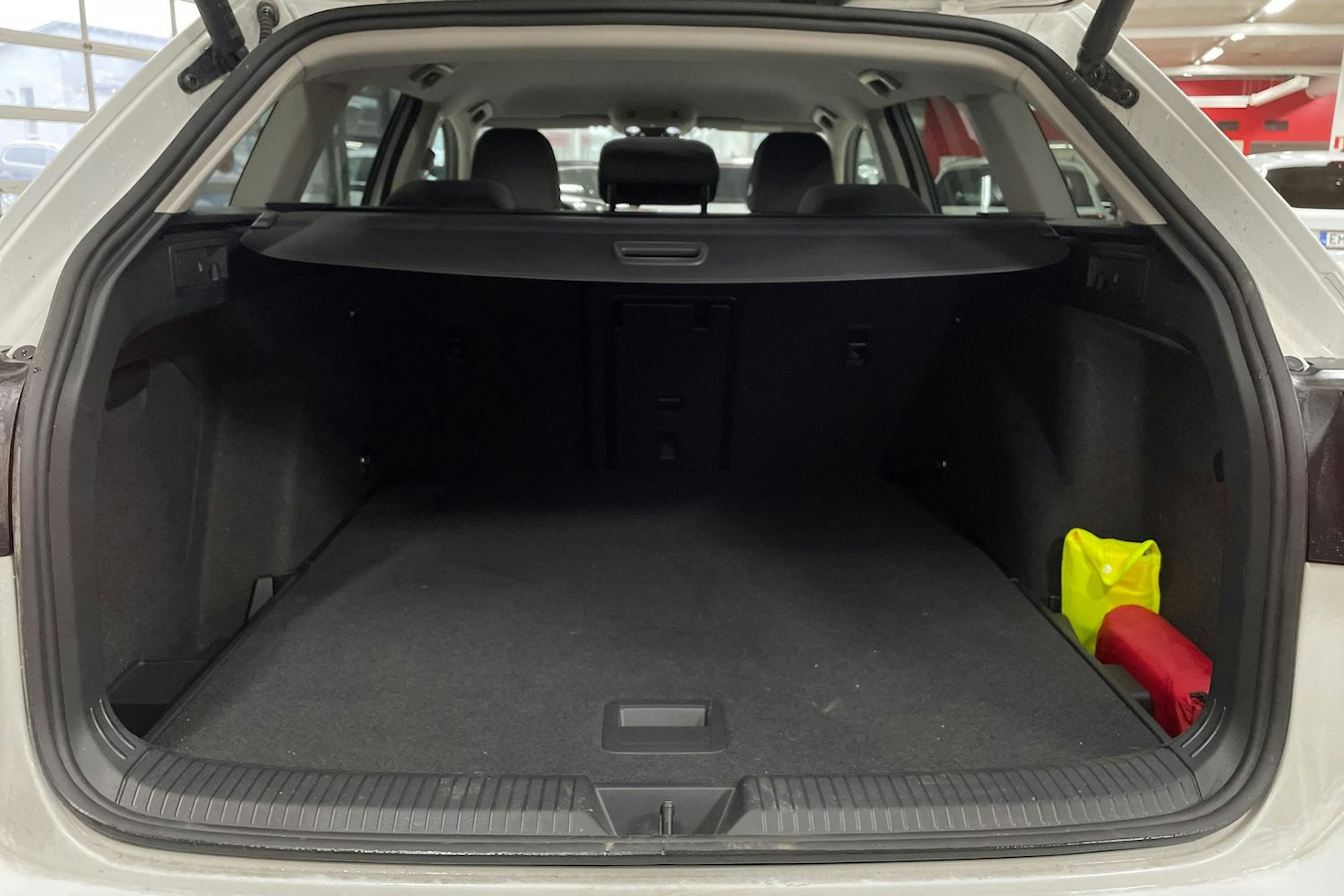 Valkoinen Volkswagen GOLF 2025 kuva 16.