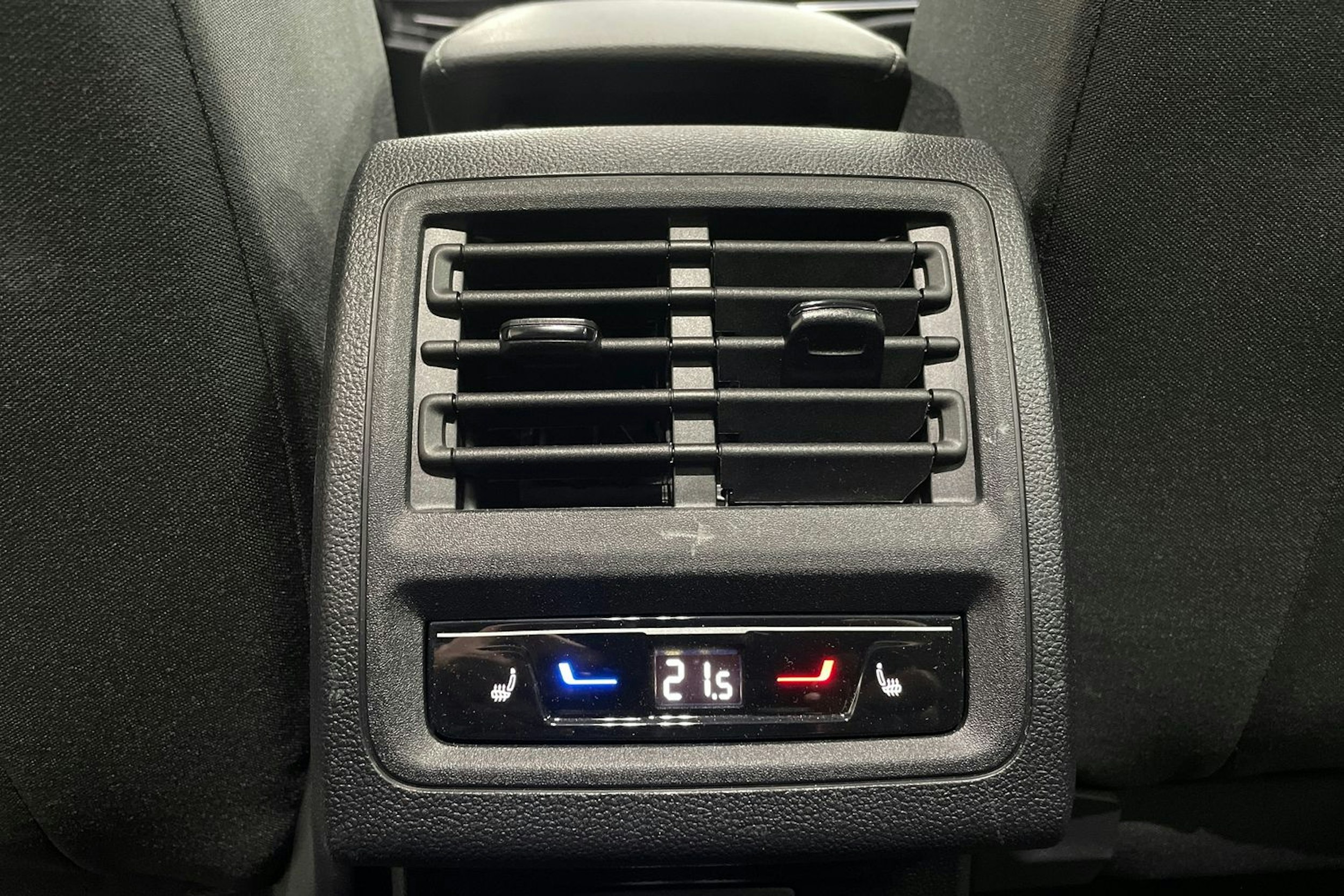 Valkoinen Volkswagen GOLF 2025 kuva 18.