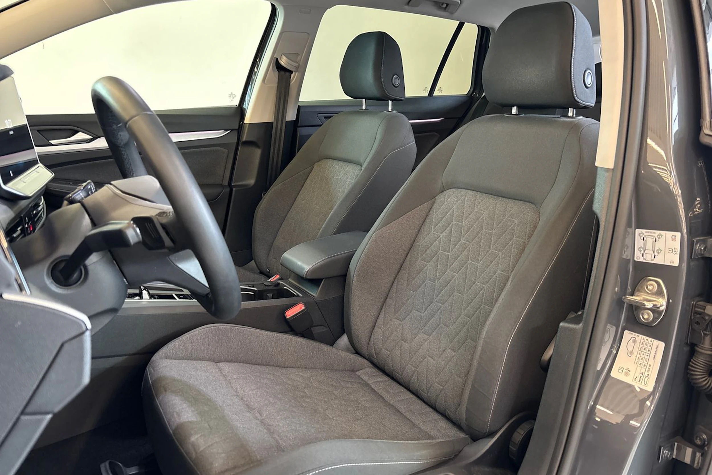 Harmaa Volkswagen GOLF 2025 kuva 24.