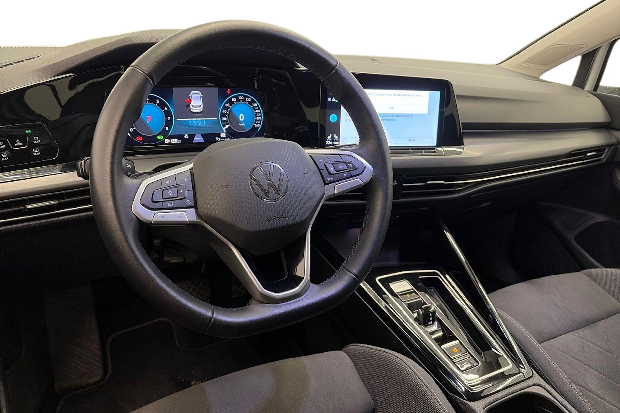 valkoinen Volkswagen Golf 2024 kuva 8.