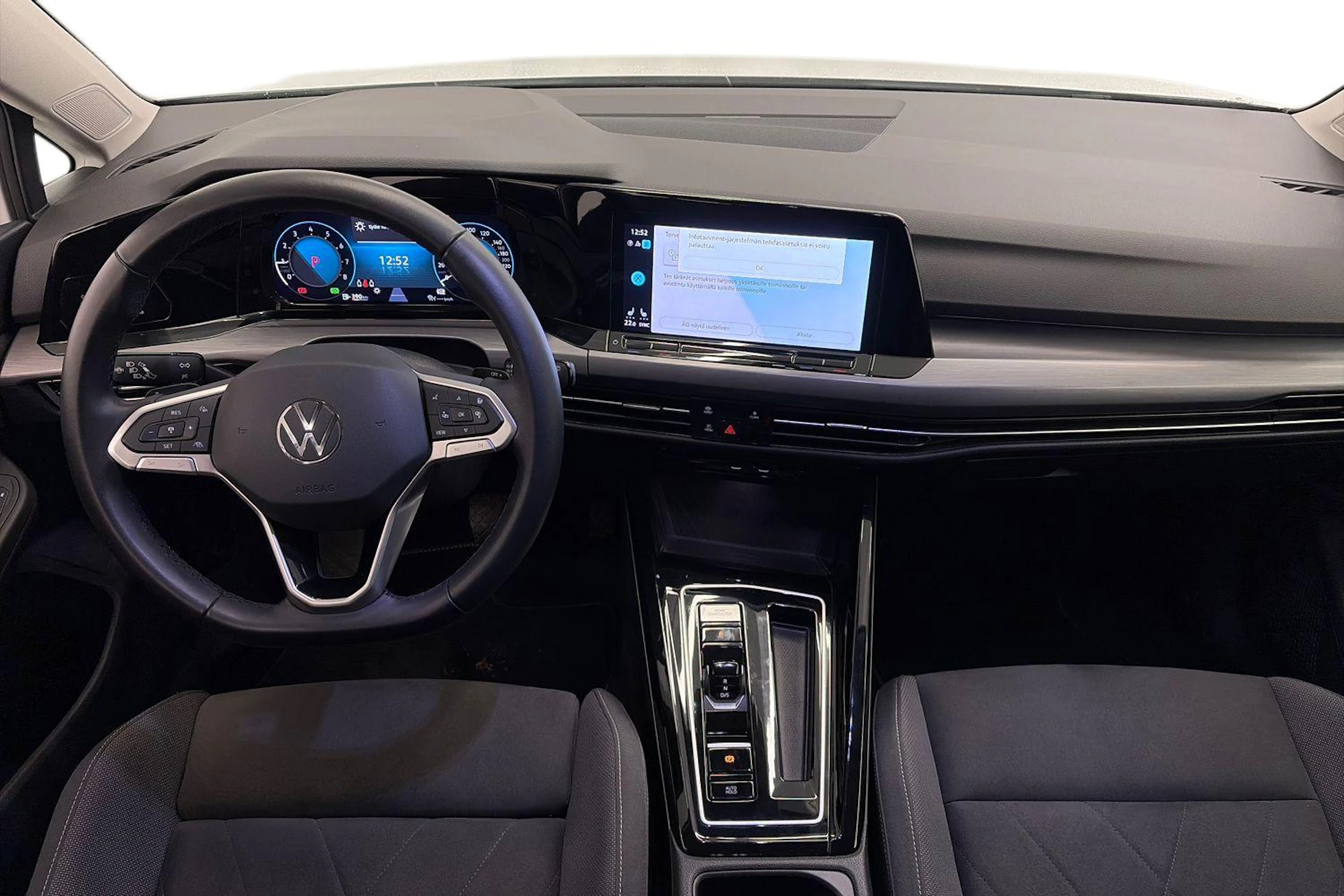 valkoinen Volkswagen Golf 2024 kuva 9.