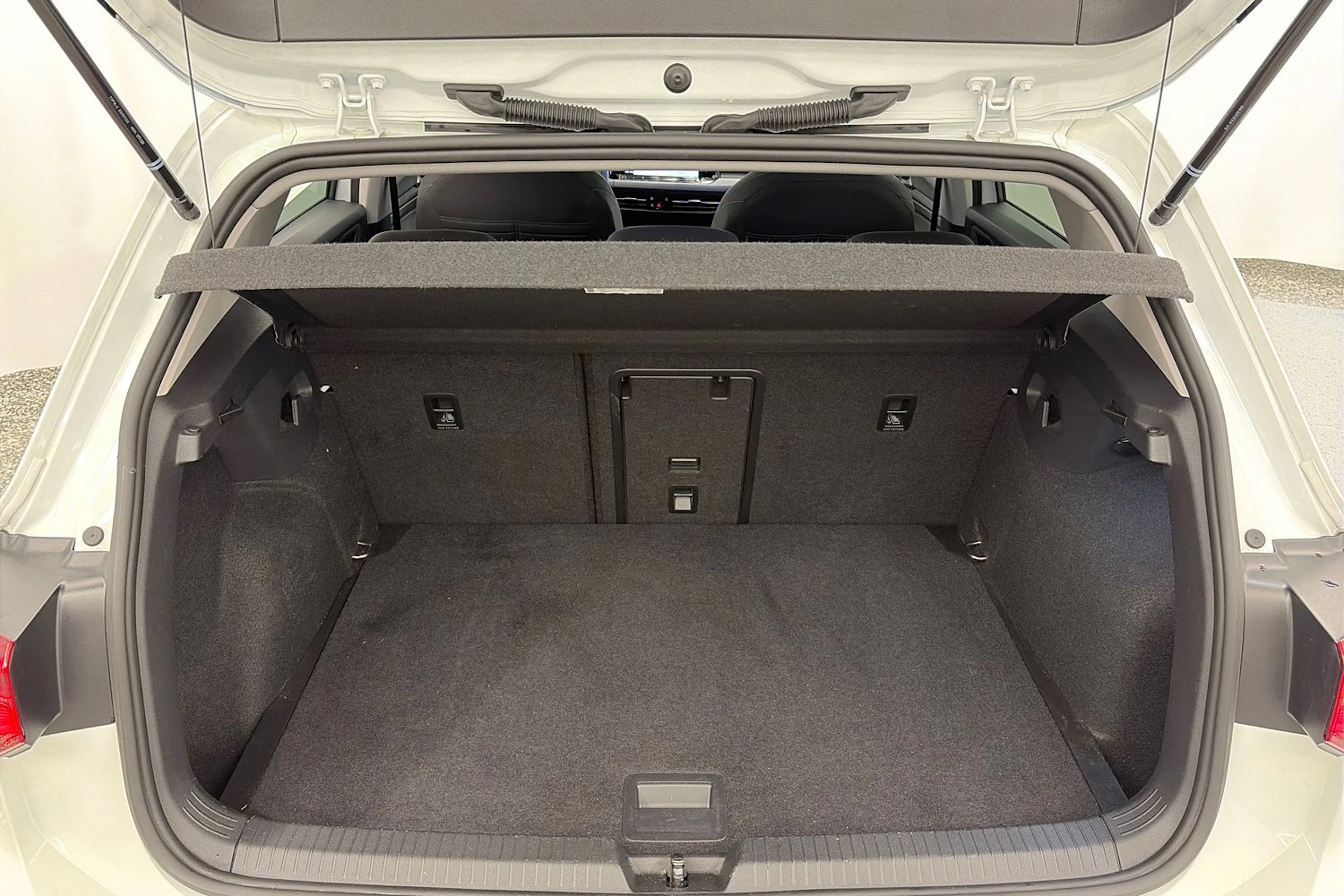 valkoinen Volkswagen Golf 2024 kuva 15.