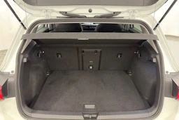 valkoinen Volkswagen Golf 2024 kuva 15.