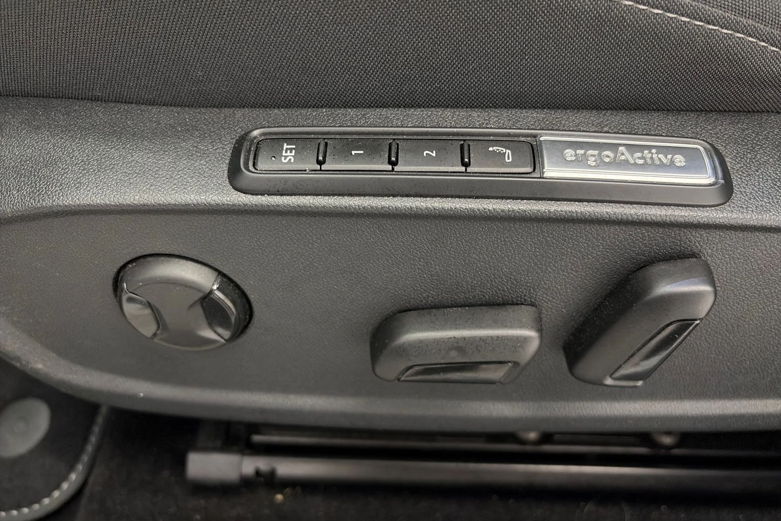 valkoinen Volkswagen Golf 2024 kuva 17.