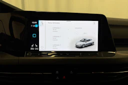 valkoinen Volkswagen Golf 2024 kuva 26.
