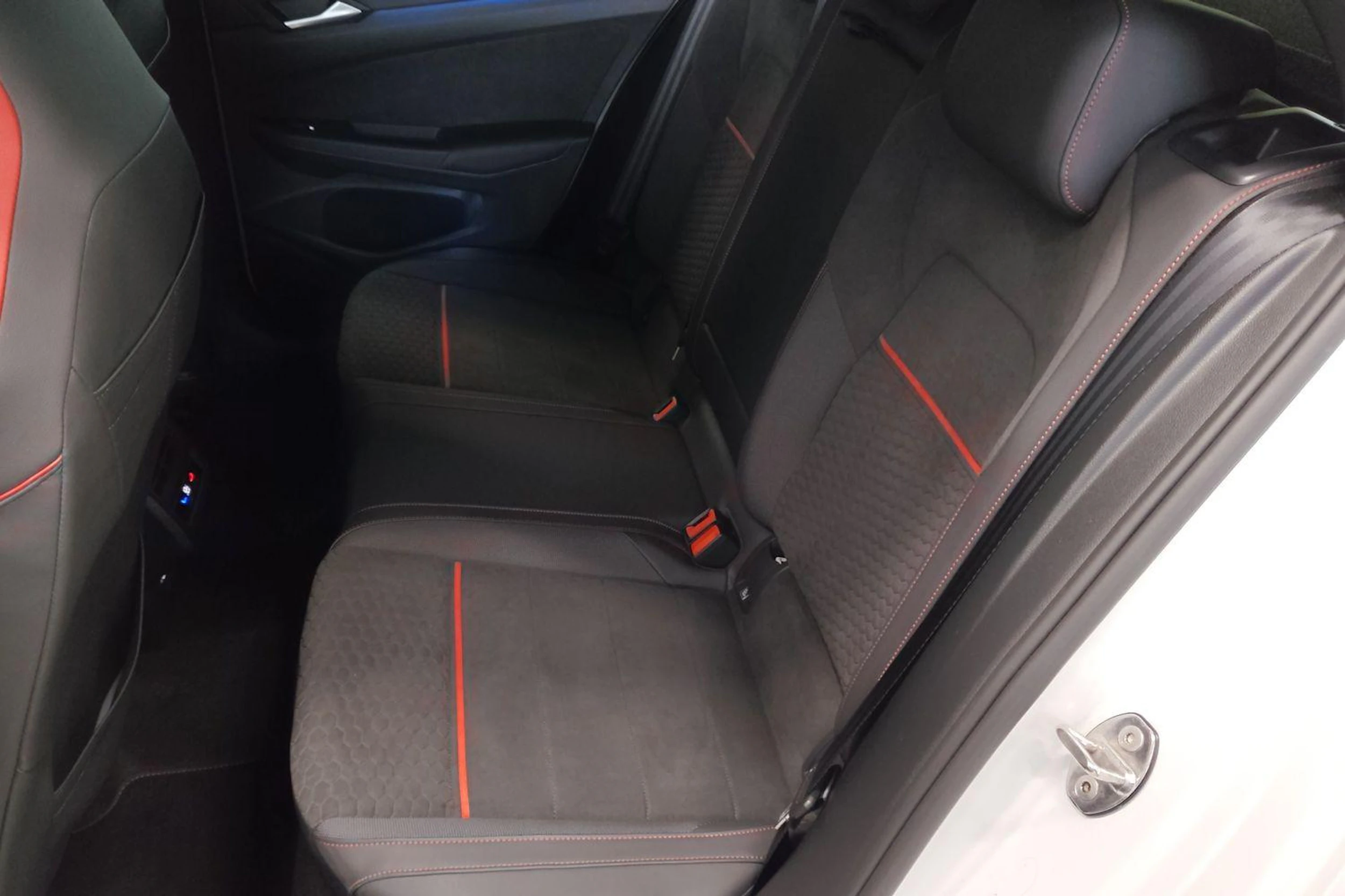 valkoinen Volkswagen Golf 2024 kuva 8.