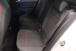 valkoinen Volkswagen Golf 2024 kuva 8.
