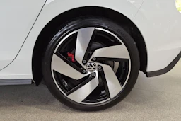 valkoinen Volkswagen Golf 2024 kuva 10.